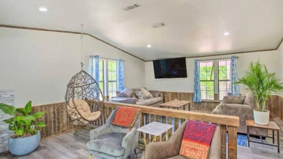 Quinlan House | Lakefront Beach House Retreat - Escape to Nature!
