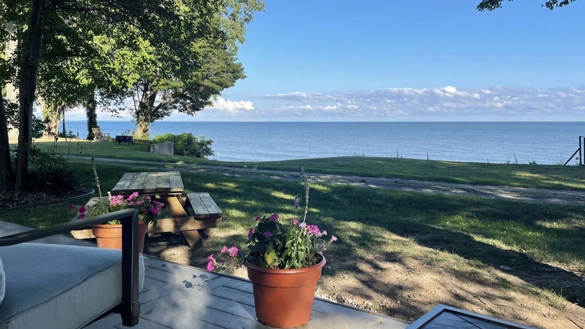 Vermilion House | Lakefront, Beachfront Breezy Cottage