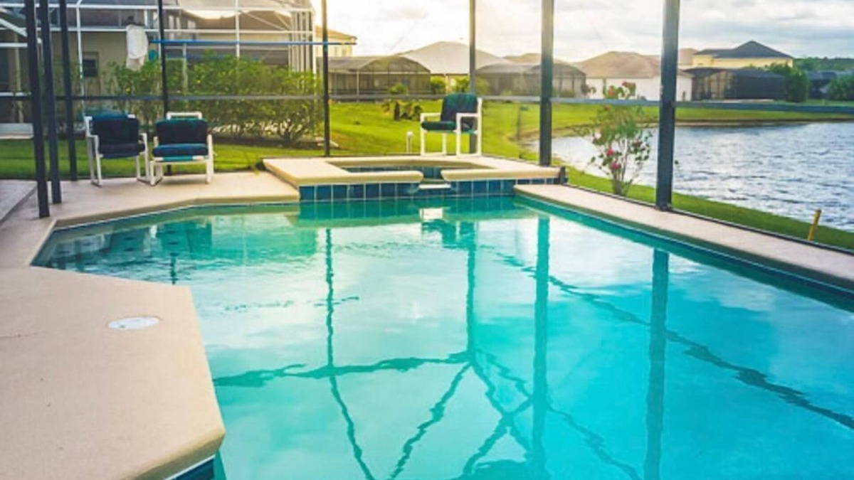 Crescent Lakes Villa | Lakefront Bliss: Private Pool & Spa – 25 Mins to Disney!