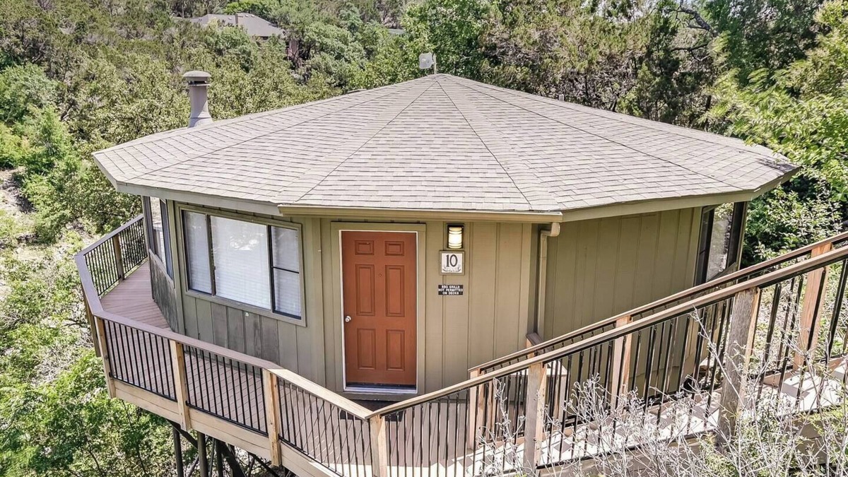 Lakeway House | Lakefront Bungalow - Shared Community Pool and Hot Tub Unit 10