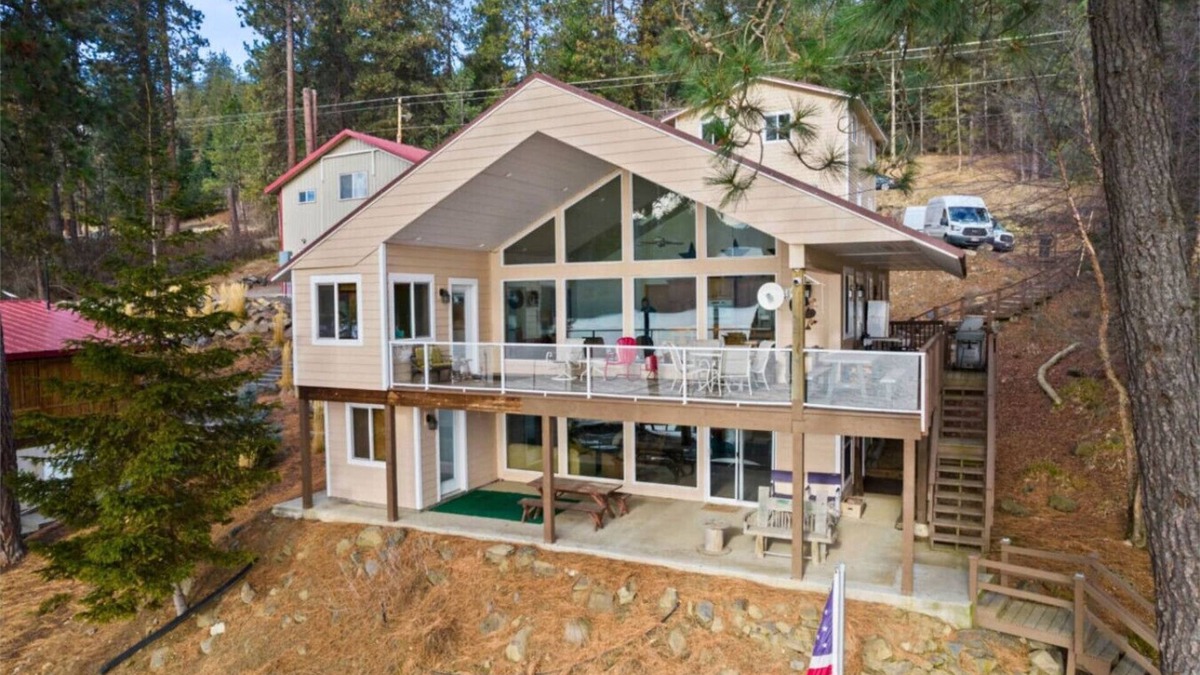 Worley Cabin | Lakefront Cabin Retreat with Stunning CDA Views