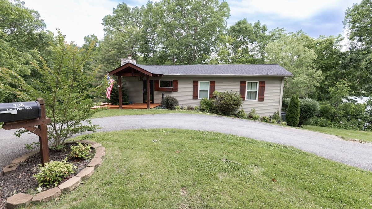 New Tazewell House | Lakefront Cedar Cove Cottage on Norris Lake