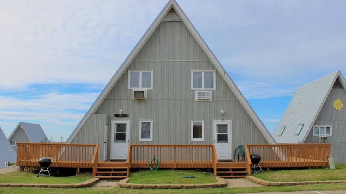 Stevensville House | Lakefront Chalet #18 w/Beach Access, Pools, Sport Courts, Fishing Pond & more!