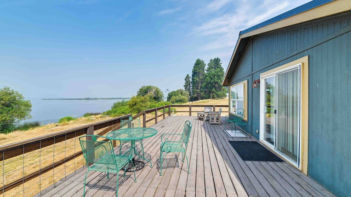 Chiloquin House | Lakefront Chiloquin Home w/Scenic Deck!