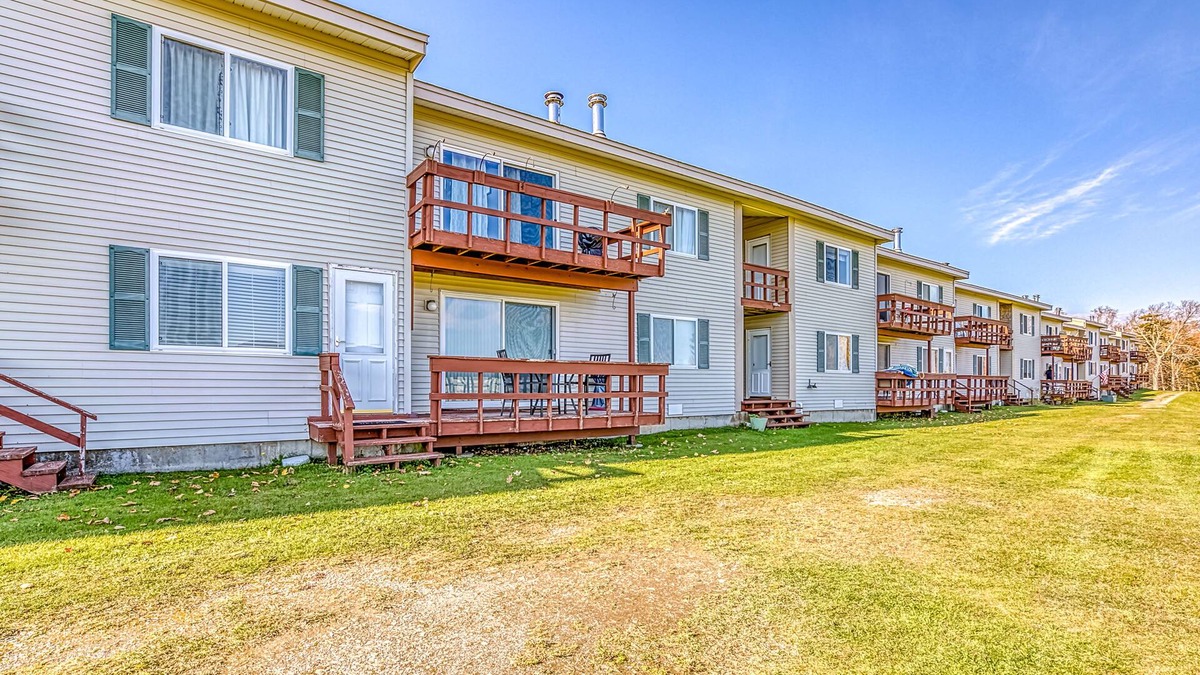 Greenville Junction Condo | Lakefront condo on the golf course w/sweeping views & beach access