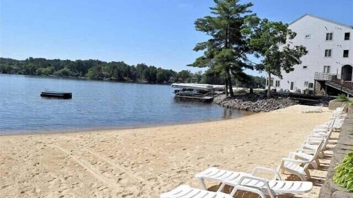 Lake Delton Condo | ⚓❀ Lakefront Condo ❀ Private Beach - Kayaks - Boat Slip ❀⚓