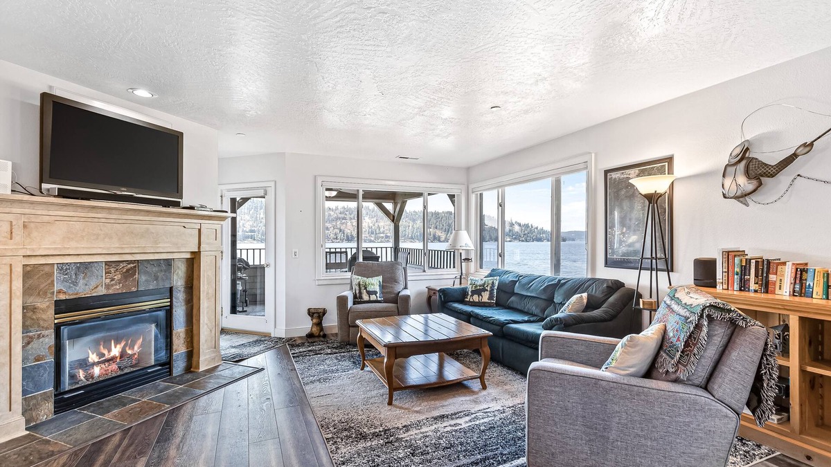 Coeur d'Alene Condo | Lakefront Condo w/Stunning Views, Balcony, & Fireplace