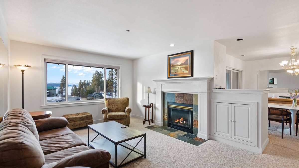 Coeur d'Alene Condo | Lakefront Condo with WiFi, Marina, & Beach Volleyball Courts