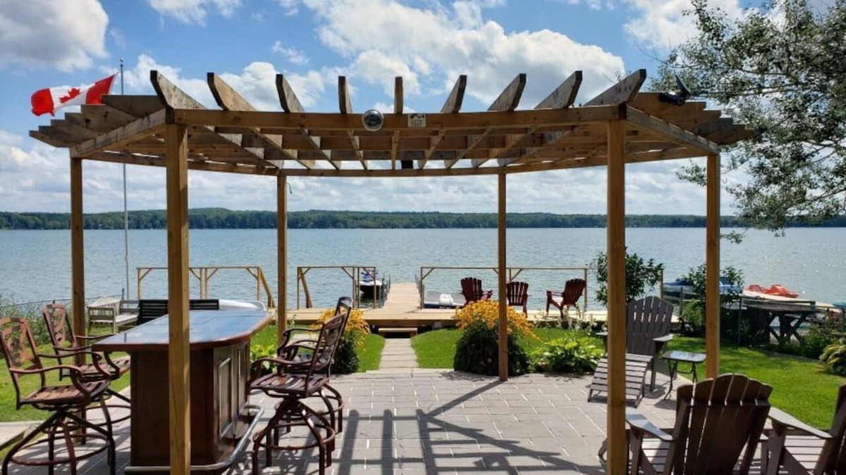 Springwater Cottage | Lakefront cottage 15 min away from Wasaga Beach