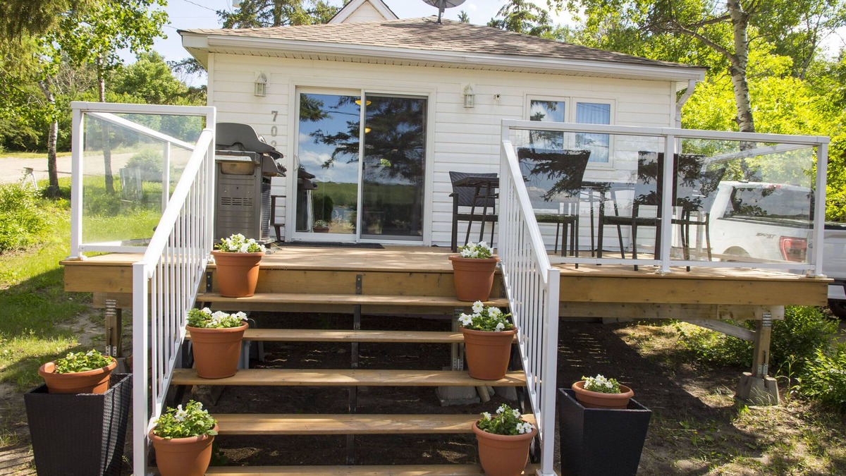 Manitou Beach Cottage | Lakefront Cottage in Manitou Beach - Three Bedroom Cottage, Sleeps 8