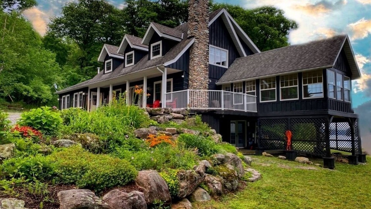 Muskoka Lakes Cottage | Lakefront Cottage with sandy beach on Lake Muskoka