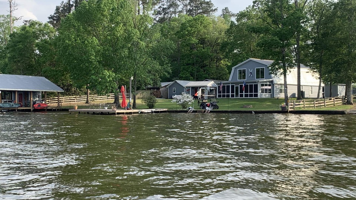Hillister Apartment | Lakefront cottage located in forested East Texas