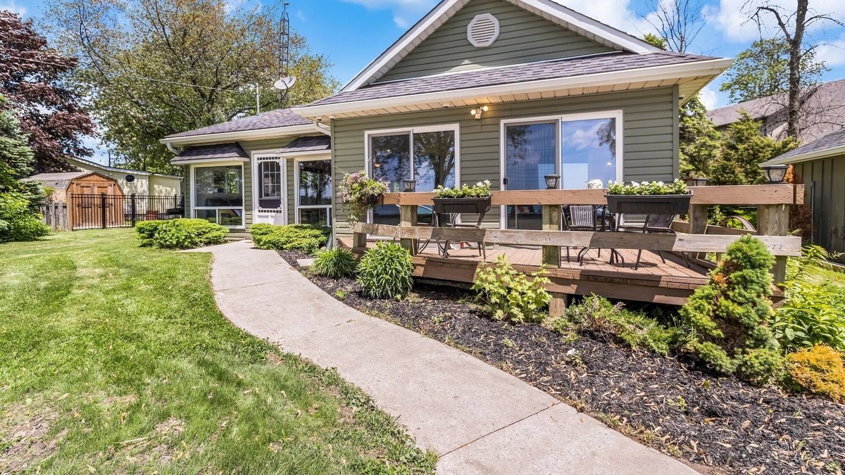 Dunnville Cottage | Lakefront Cottage on Private Beach