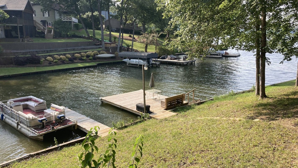 Buckhead House | Lakefront cottage on rustic setting in cove
