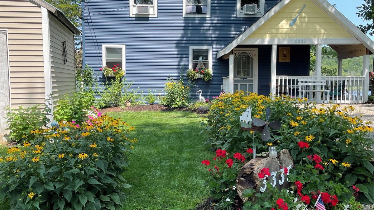 Bouckville Cottage | LAKEFRONT Cottage swimming fishing close to Colgate sleeps 4 SUPER Clean