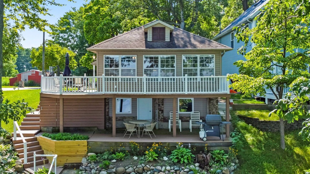 North Webster House | Lakefront Cottage on Webster Lake with Beautiful Sunsets, 2 bed, 1 bath