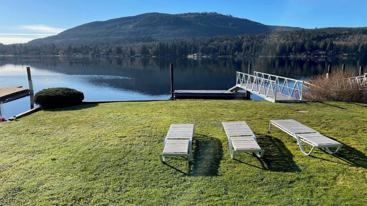 Bellingham Cottage | Lakefront cottage with magnificent views in Bellingham!