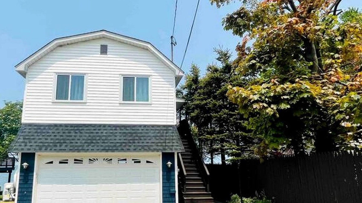 Town of Somerset Cottage | Lakefront Cottage with Spacious Deck and Great Views in NY