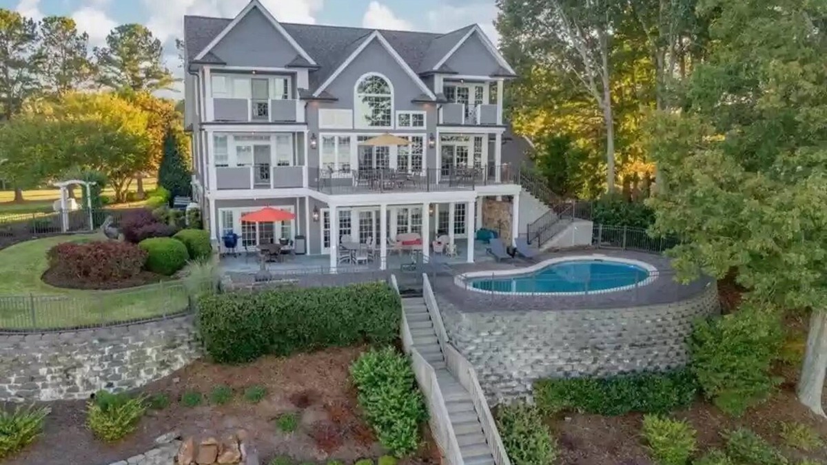 Littleton House | Lakefront, Cozy Charm & Pool. feat. basketball/volleyball, Dock, Kayaks, Firepit
