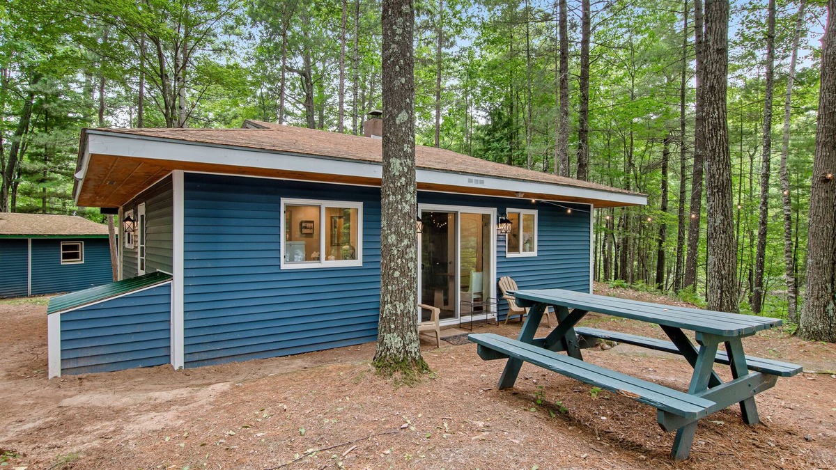 Minocqua Cabin | Lakefront, Dog-Friendly Cabin with Lake View, Central AC, Dock, Deck, Free WiFi