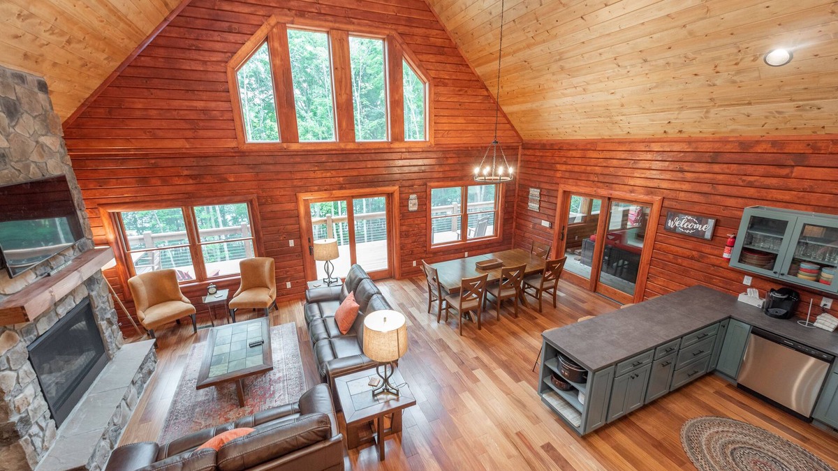 North Glade Hills House | Lakefront Dog Friendly Log Home w/Hot Tub