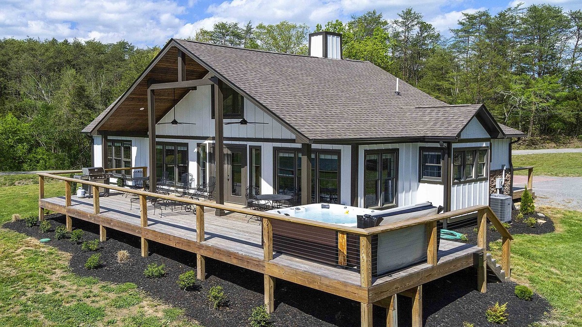 New Tazewell House | Lakefront Escape at Summer Breeze w/Private Dock w/Kayaks