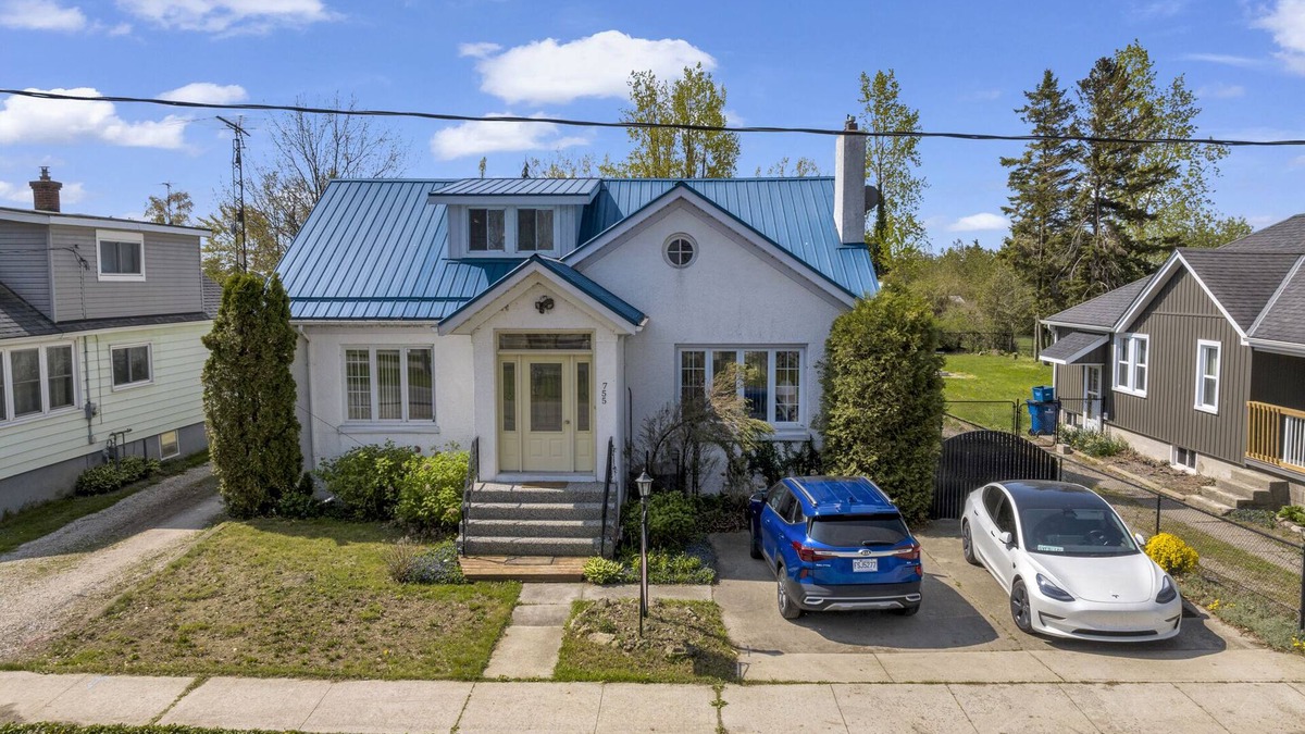 Harwich House | Lakefront Estate Home W/Guest House Private Beach!