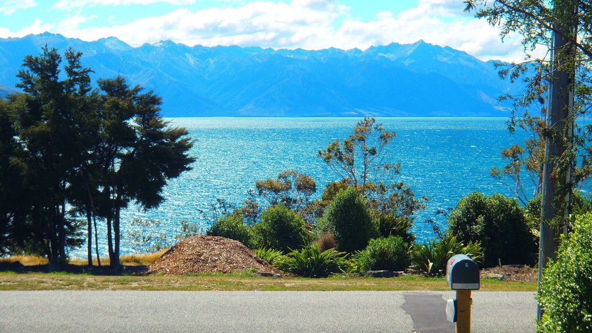Lake Hawea House | Lakefront Fantail House