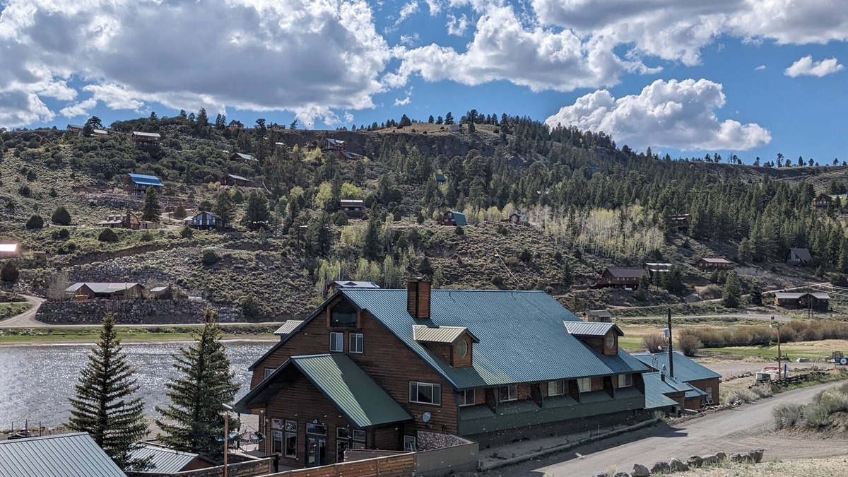 Mammoth Creek Resort | LAKEFRONT FISHING LODGE RETREAT SLEEPS 50! BOAT RENTALS! WORLD CLASS FISHING!