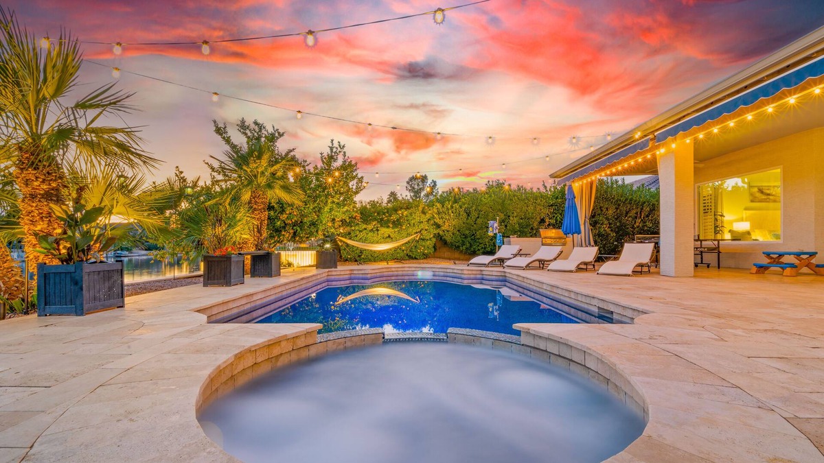 Chandler House | Lakefront!FREE Heated Salt water Pool, Spa! Boat! Kayak! Arcades!EV charger.