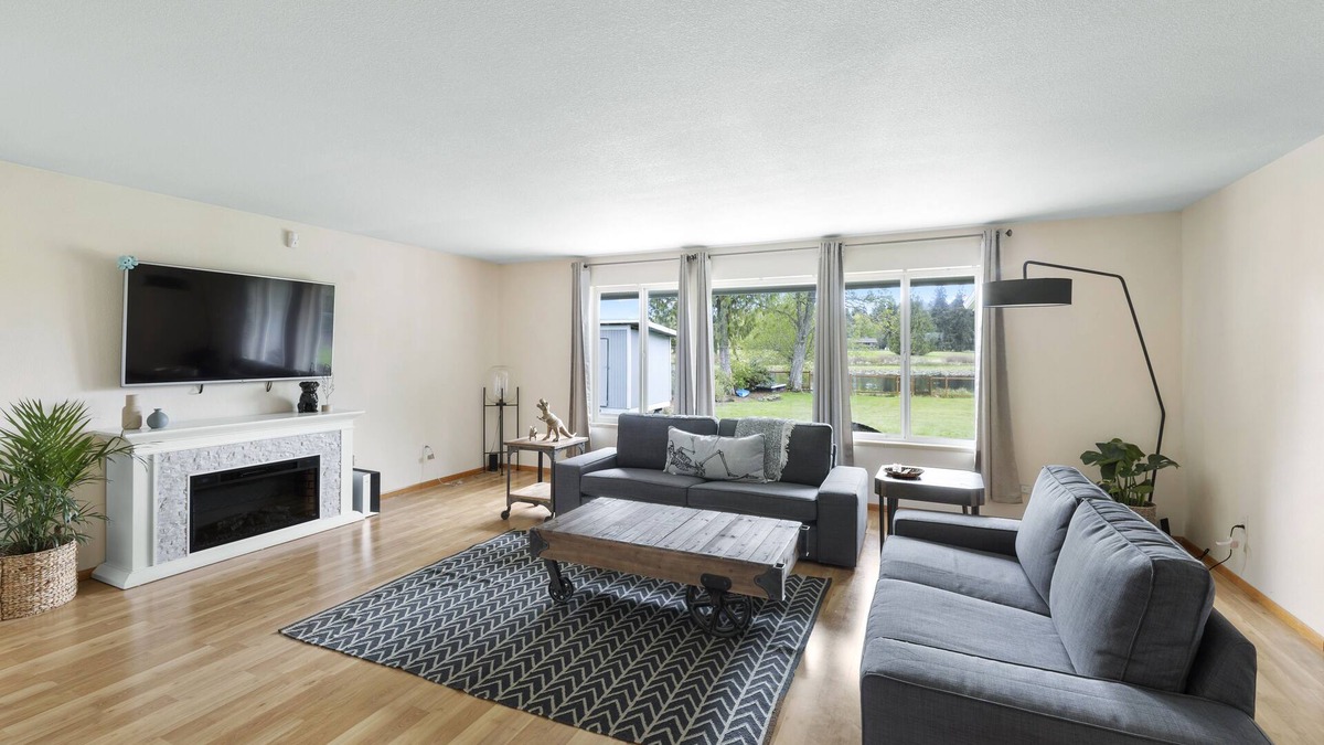 Olympia House | Lakefront Gateaway at Chambers Lake - 3 bd 2 ba w/AC