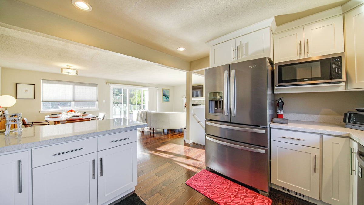 Silver Lake Cottage | Lakefront Gem: Balcony, Fire Pit & Yard in Everett