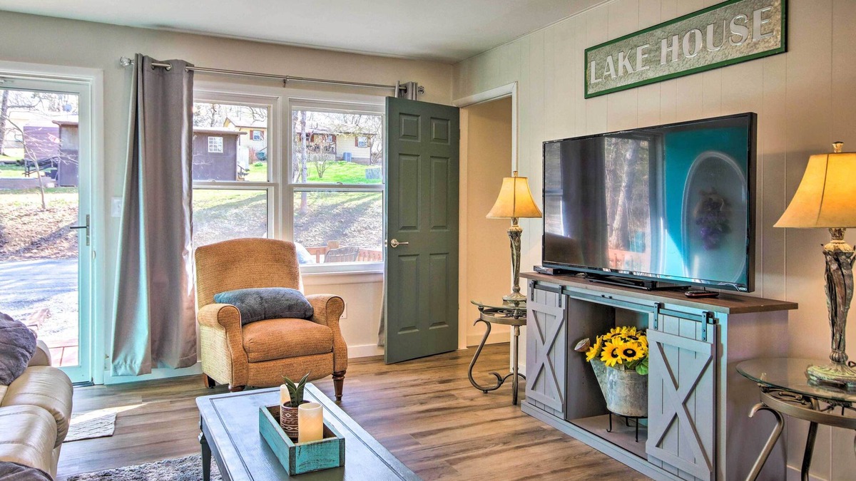 Shell Knob House | Lakefront Gem w/Screened Porch + Game Room!