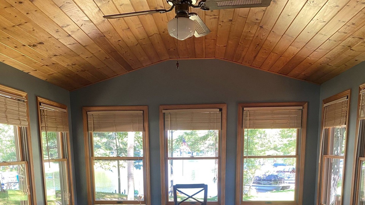 Gladwin House | Lakefront Getaway! Private Beach, Kayaks, paddle boat, dock & more 🎣 ☃️🛷👙☀️
