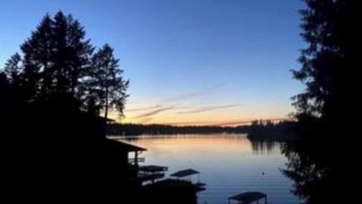 Black Diamond House | Lakefront Getaway at Lake Sawyer