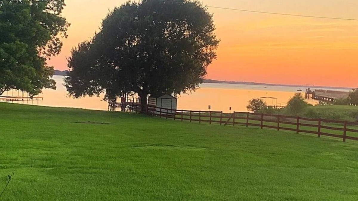 Lone Oak House | Lakefront Getaway