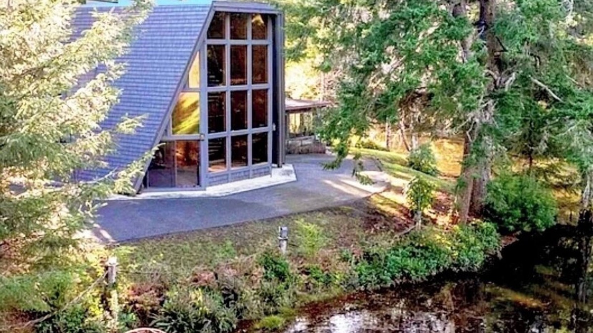 Saunders Lake House | Lakefront Glass House w/Dock & Views