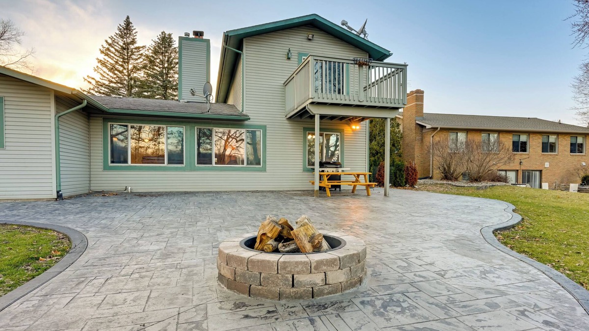 Hartland Cottage | Lakefront Hartland Cottage w/Patio & Fire Pits!