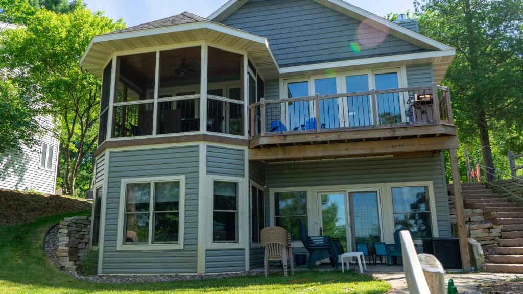 Waupaca House | Lakefront Home 4 Bedroom 4 Bath Sleeps 12