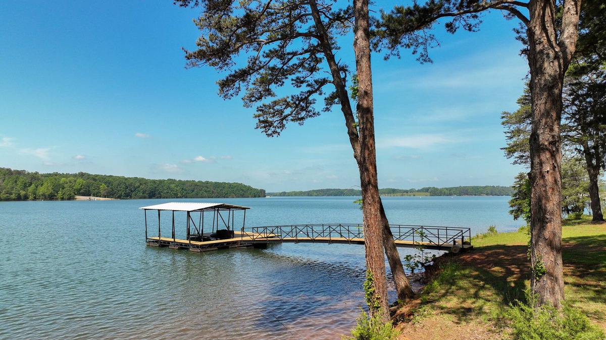 Anderson House | Lakefront Home, 6BR/4BA, Open Water/Dock. Sleeps 18. Boat Rental.