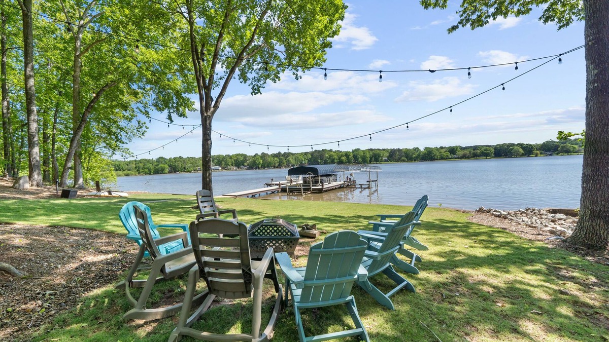 Lake Oconee House | LAKEFRONT HOME DIRECTLY ON LAKE OCONEE WITH BOAT RENTAL