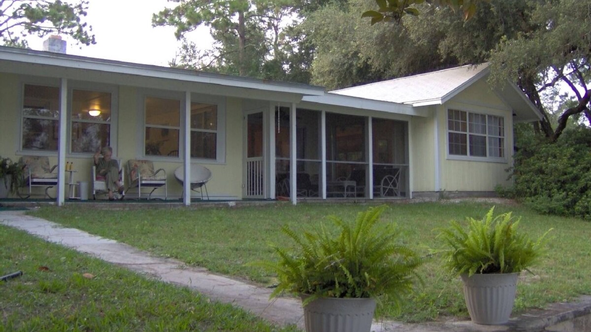 Pomona Park House | Lakefront home on 4 acres - Clear Sandbottom Lake