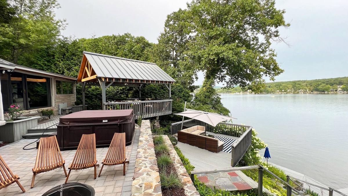 Hewitt House | Lakefront home on Greenwood Lake