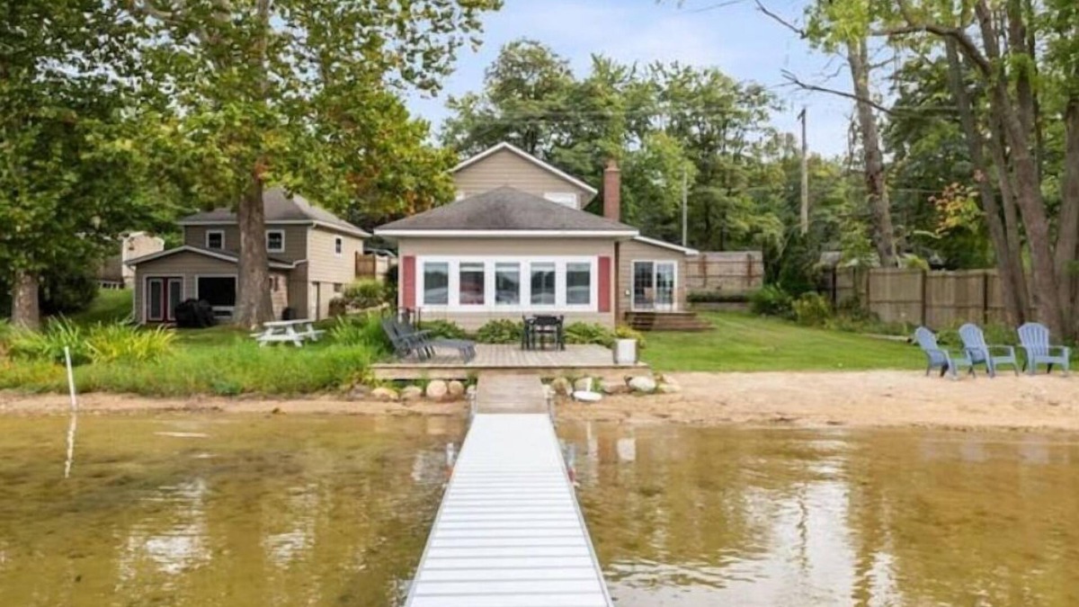 Portage House | Lakefront Home - Pontoon & Private Beach - Minutes to Breweries, Shopping & More