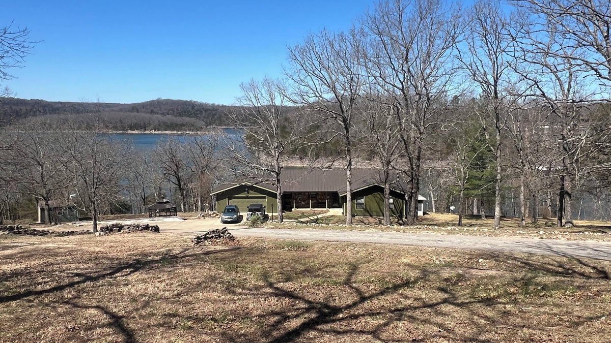 Omaha House | LAKEFRONT HOME - TABLE ROCK LAKE