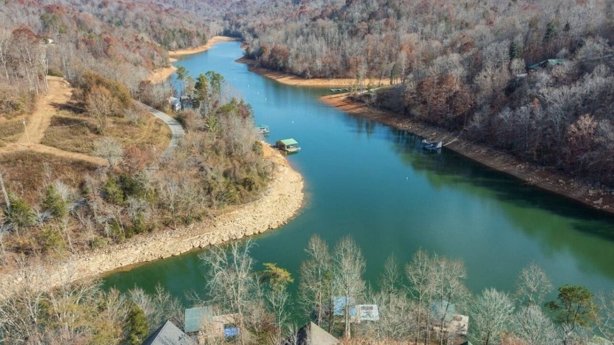 Flat Hollow Marina House | Lakefront home that can sleep 15 with private dock and hot tub in private cove!