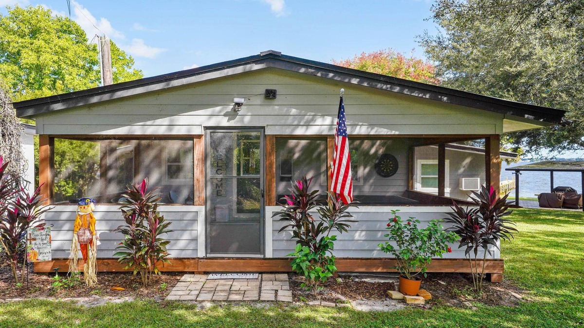Florida South Atlantic Coast House | Lakefront Home w/Screened Porches in Frostproof!