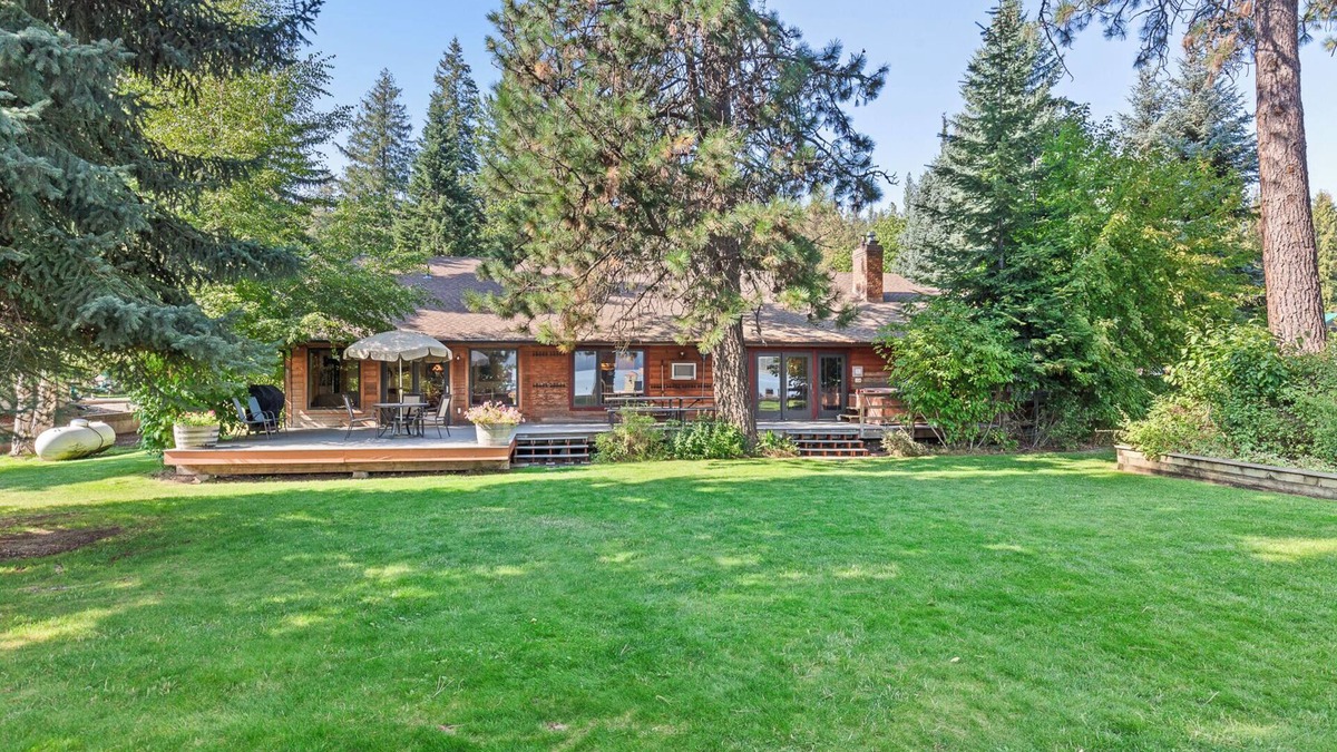 Spirit Lake House | Lakefront Home, with Beach, Dock, Pickleball court, 6 bed 5 bath on Spirit Lake