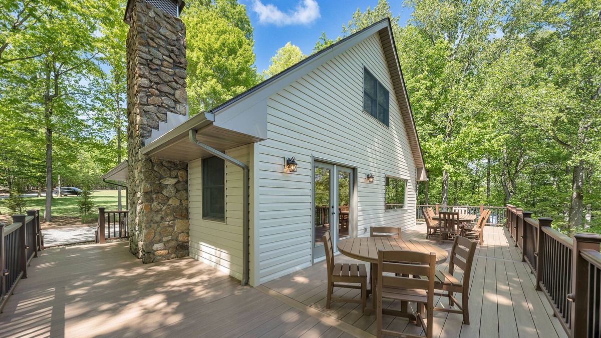 Huddleston House | Lakefront Home with Hot Tub