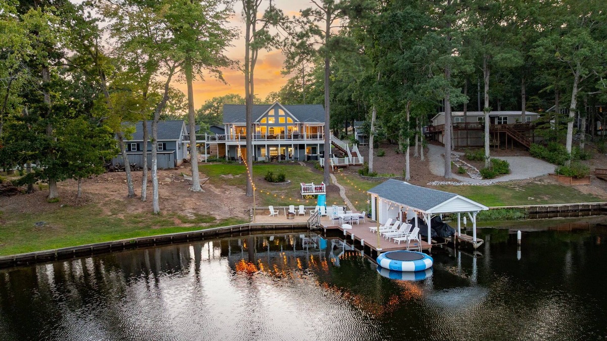Henrico House | Lakefront, Hot Tub, Kayaks, Pool Table & Fire Pit